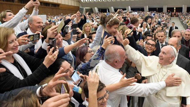 El Papa Francisco asiste a una audiencia para jóvenes en el Vaticano, en noviembre de 2016.
