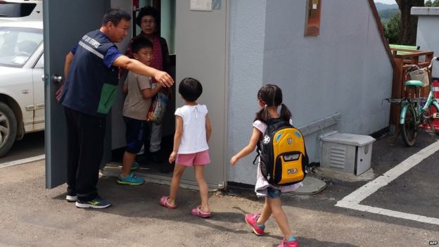 South Korean residents take shelter in a bunker in the North-South Korean border city of Paju (22 August 2015)