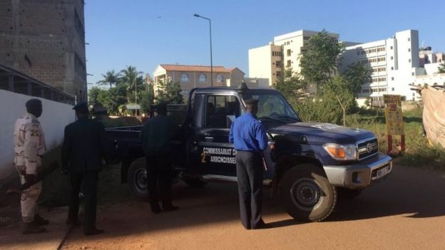 Malian troops take up positions outside the Radisson Blu hotel in Bamako on 20 November 2015