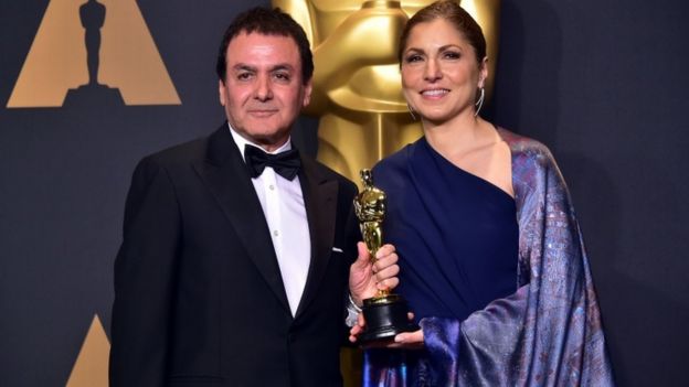 العالم الإيراني الأمريكي فيروز نادري ورائدة الفضاء الإيرانية الأمريكية أنوشه أنصاري استلما الجائزة التي حصل عليها فيلم