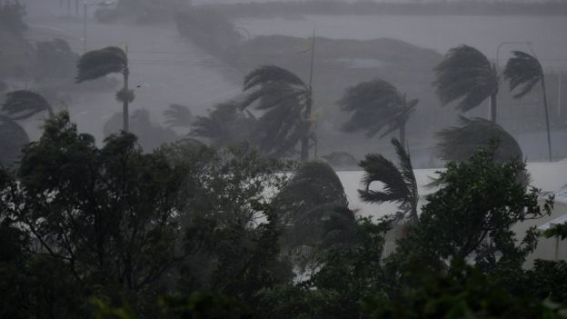 'Monster' cyclone batters Australia