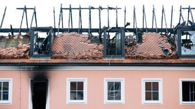 The burned down roof of a building being converted into a refugee home in Bautzen, eastern Germany (22 February 2016)