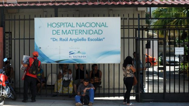 Muchas de las embarazadas con enfermedades graves llegan al Hospital de Marternidad en estado terminal, cuenta a BBC Mundo Guillermo Ortiz, quien fuera jefe del servicio de perinatología de ese centro por 20 años.