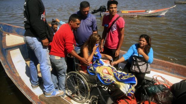 María Felinda Ojeda, habitante de Toas, regresa en barca a la Isla de Toas.