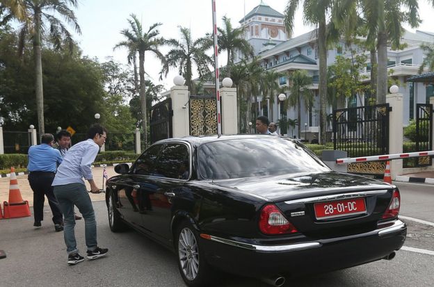 朝鲜驻吉隆坡大使周一乘坐汽车进入马来西亚外交部。