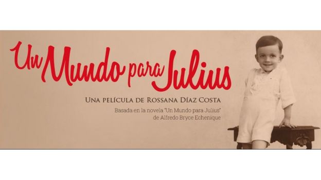 afiche promocional de la película Un Mundo para Julius. Un niño detenido a un lado en una foto color sepia.