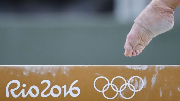 El pie de una gimnasta sobre la barra en una competición de Río 2016.