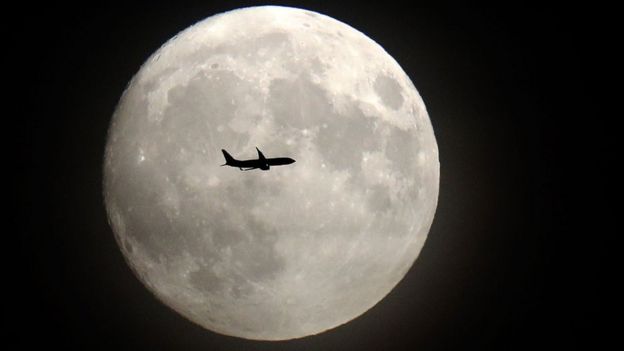 70 ஆண்டுகள் கழித்து இரவில் வானில் தோன்றிய 'சூப்பர் மூன்'