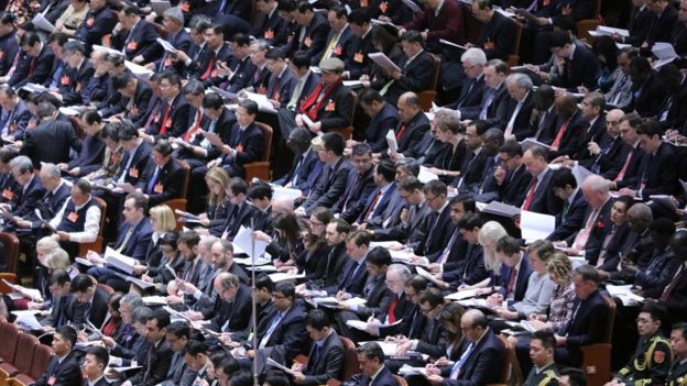 周日（3月5日）列席人大会议的全国政协委员和旁听大会的外国驻华使节