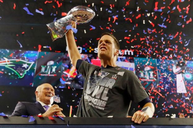 Tom Brady levantando el trofeo del Super Bowl.