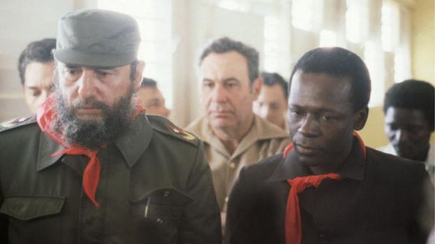 Cuban revolutionary and president Fidel Ruz Castro (L) welcomes 24 March 1980 in Havana Angolan President Eduardo dos Santos upon his arrival in Cuba for 3-day official visit.