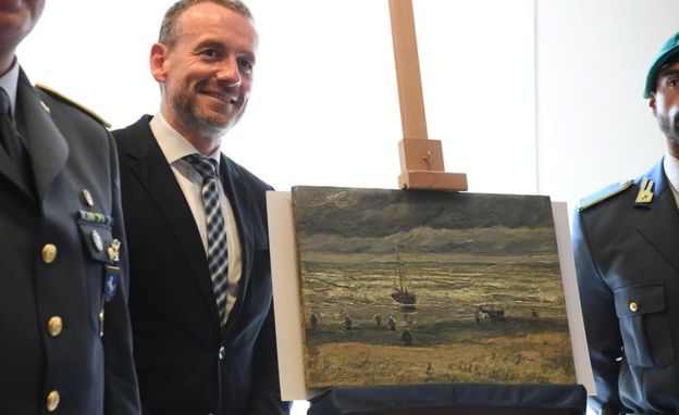Axel Ruger, director del Museo Van Gogh de Amsterdam, con el óleo La playa de Scheveningen al desatarse la tormenta.