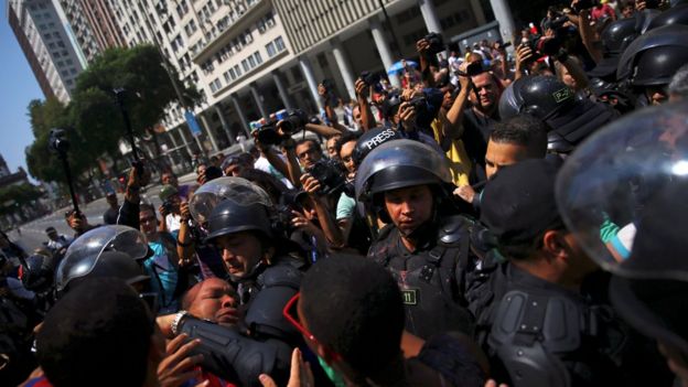 Para grupo, é preciso rever o papel da polícia, de repressora para mediadora