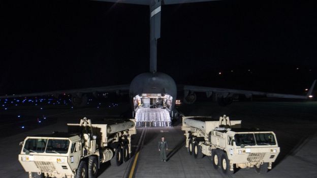 Veículos lançadores de mísseis chegam à base de Osan, na Coreia do Sul