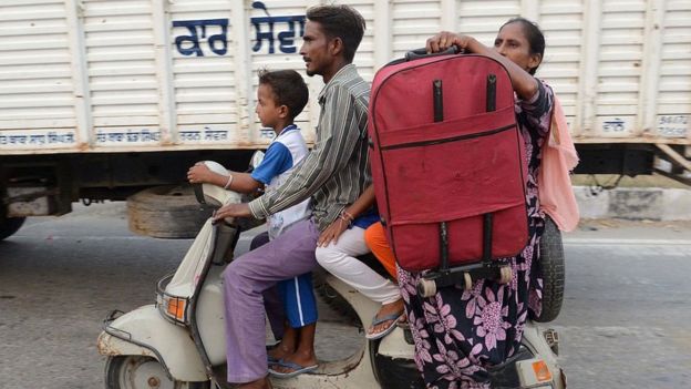 வீடுகளை காலி செய்யும் இந்தியா - பாக்., எல்லைகளில் வசிக்கும் கிராமவாசிகள்