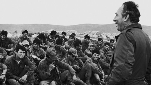 Peres junto a los militares israelíes que participaron en el audaz rescate de rehenes en Entebbe.