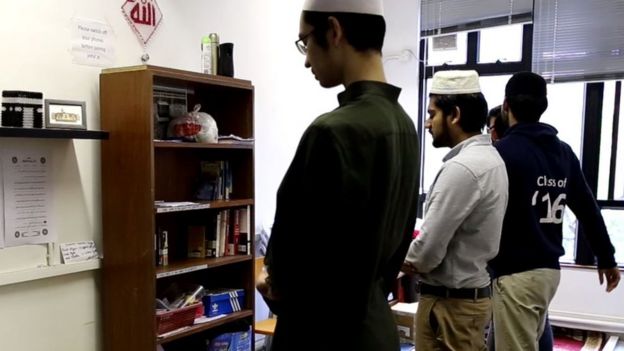 香港大學的穆斯林學生在祈禱室做禮拜。女性祈禱室在同一空間以黑布隔開。