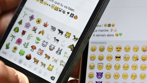 Pantalla de celular con el despliegue de los emojis modernos