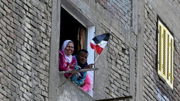Penduduk yang berada di lokasi penemuan patung menonton proses pengangkatan.