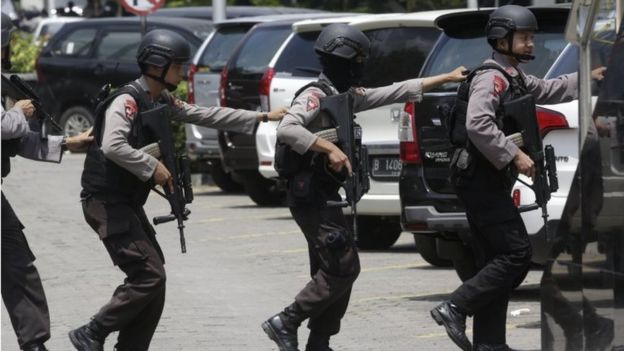 Armed police on the scene in Jakarta, Indonesia (14 Jan 2016)