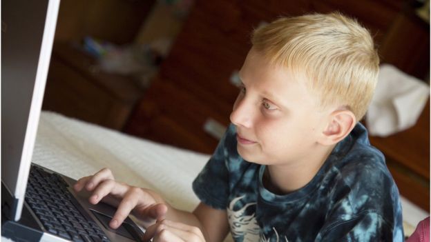 niño estonia con laptop