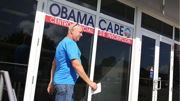 Un hombre entra en una oficina del Obamacare.