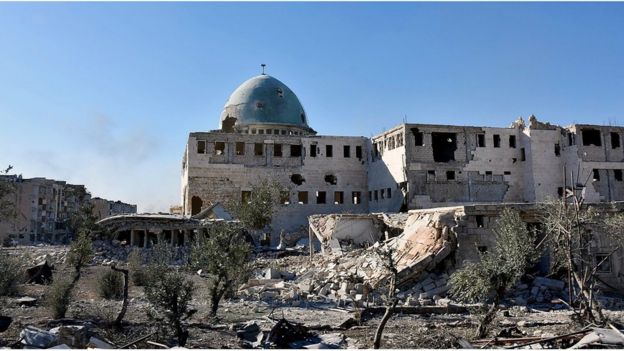 A damaged mosque and buildings in Aleppo's eastern Masaken Hanano area in Aleppo province, Syria (27 November 2016)