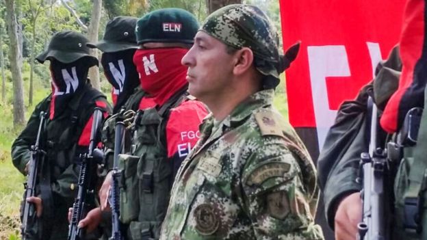 Combatientes del ELN junto a un miembro del ejército colombiano al que tenían prisionero y ya liberaron.
