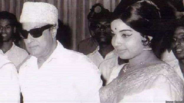 தனது அரசியல் குருவான எம்ஜிஆருடன் ஜெயலலிதா