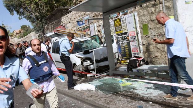 Israeli security forces inspect the scene of a vehicle and knife attack in Jerusalem (13 October 2015)