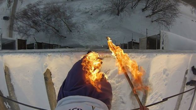 Alexander Chernikov prendi?? sus pantalones en llamas antes de saltar e un banco de nieve. El video se hizo viral en internet.