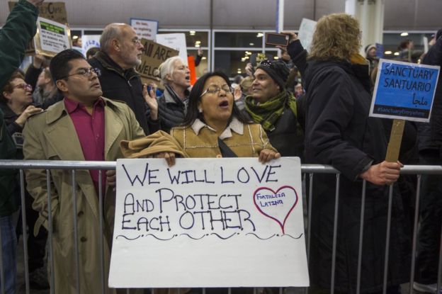 Personas protestan contra la orden ejecutiva del presidente Donald Trump en el aeropuerto de Nueva York, EE.UU.