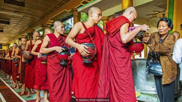 Ở Miến Điện hiến tặng thức ăn cho nhà sư là việc thông thường theo truyền thống của đạo Phật