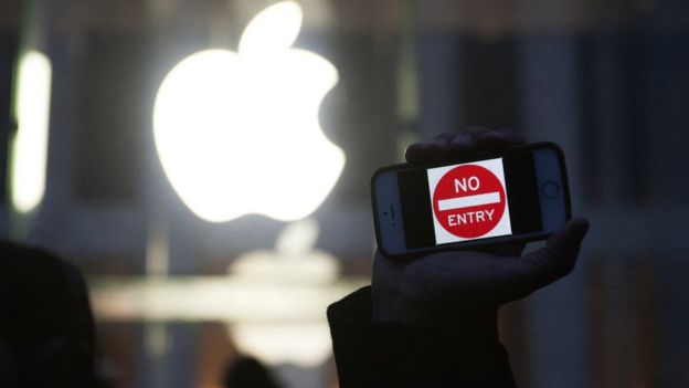 Pro-Apple protest outside store