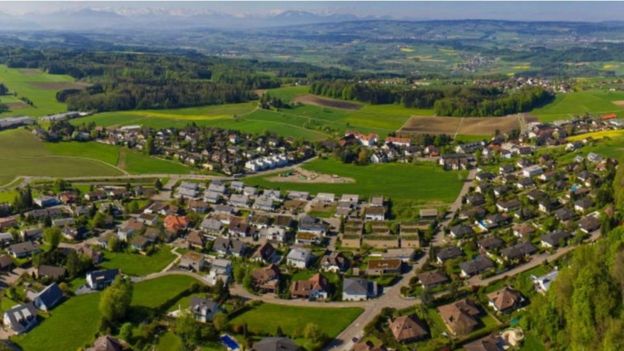 Oberwil-Lieli tem 2.222 pessoas e cerca de 300 milionários