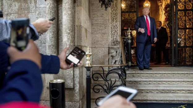 ترامب يتحدث لبعض الصحفيين