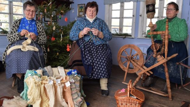 سيدات يحكين جوراب صوفية