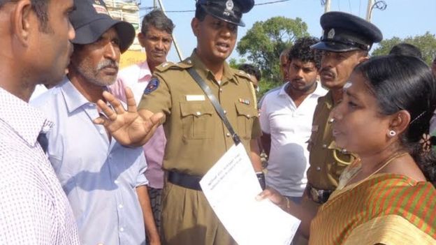 மக்கள் காணி உரிமையை வலியுறுத்தி முற்றுகை போராட்டத்தில் ஈடுபட்டனர்.