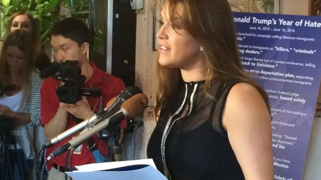 La ex Miss Universo Alicia Machado habla durante una conferencia de prensa en un restaurante latino en Arlington, Virginia, el 15 de junio de 2016.