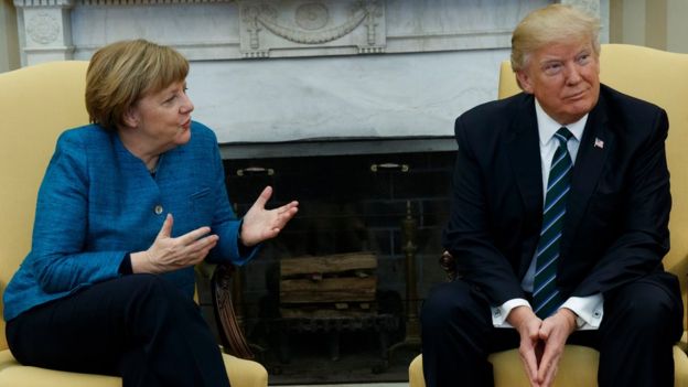Merkel hablando a Trump y él ignorándola.