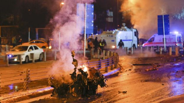 土耳其贝西克塔斯体育馆其中一处爆炸现场（10/12/2016）