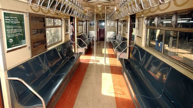 Bên trong toa tàu cũ Redbird, những toa tàu thuộc hàng cổ nhất của hệ thống xe điện ngầm New York