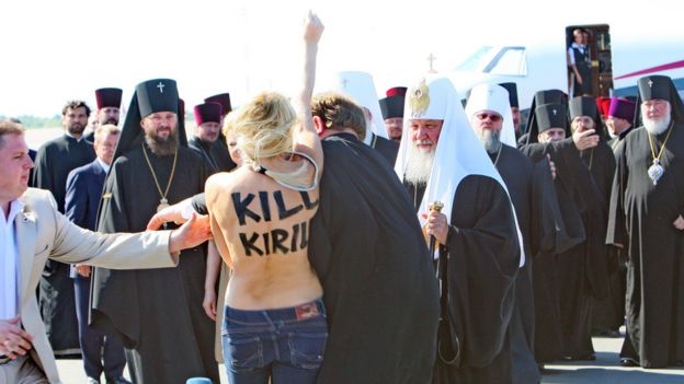 Яна Жданова під час акції проти приїзду патріарха РПЦ Кирила до України