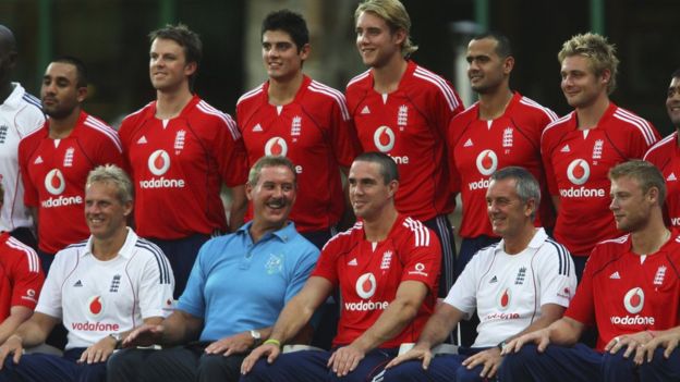 Sir Allen Stanford poses with the England team during the Stanford 2020 Super Series match between England and Middlesex on October 26, 2008
