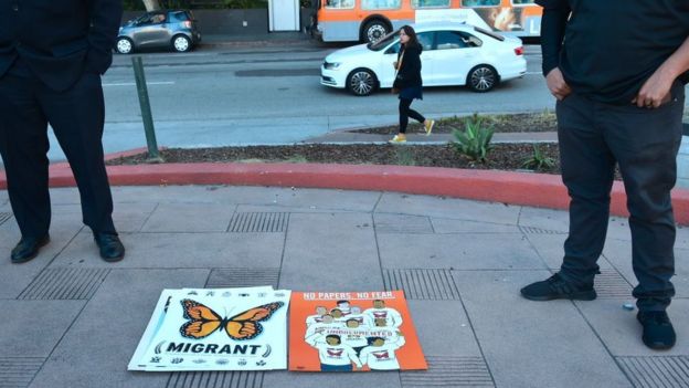 Cartel de una protesta contra la deportación de inmigrantes indocumentados.