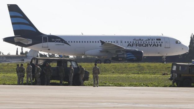 قوات الأمن المالطية إلى جانب طائرة الركاب الليبية المختطفة