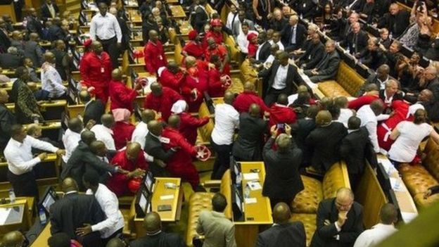 Wanachama wa chama cha EFFwwakikabiliana na walinda usalama wakati wa hotuba ya Rais mwaka 2015