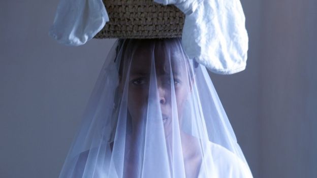 L'artiste Nondumiso Msimanga réalise une performance inspirée par son histoire à elle, en portant une robe de mariée et ceint sa taille avec des culottes blanches déjà portées par d'autres femmes.