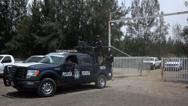 Policías federales vigilan el rancho El Sol en Tanhuato, Michoacán