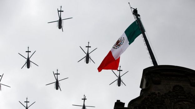 Bandera de México junto a aviones.